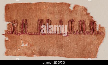 Fragment de textile inscrit (Tiraz). Égypte, islamique ; Fatimide, 10th-11th siècle. Textiles; tiraz. Tissage Uni en lin avec tissage de la tapisserie de lin et de soie-trame Banque D'Images