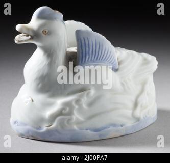 Compte-gouttes d'eau sous forme de canard mandarin flottant. Japon, 19th siècle. Céramique. Matériel Hirado Mikawachi ; porcelaine avec sous-vernis bleu Banque D'Images