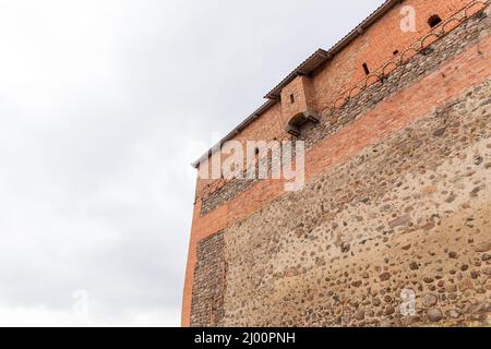 mur en brique d'un ancien château avec salle de toilettes sur la façade Banque D'Images