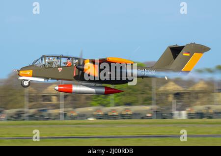 North American Rockwell OV-10B Bronco vol bas après décollage à Dalton Barracks, anciennement RAF Abingdon, Royaume-Uni. 99+32, G-BZGK, de Tony de Bruyn Banque D'Images