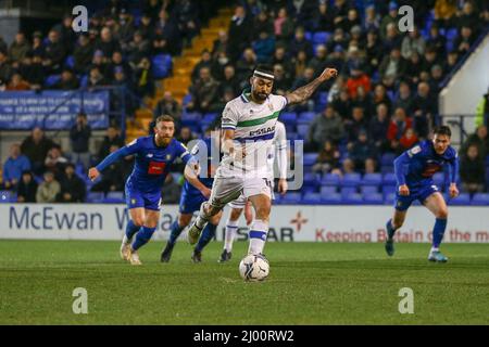 Birkenhead, Royaume-Uni. 15th mars 2022. Kane Hemmings de Tranmere Rovers marque le but de ses équipes 2nd à partir de la zone de pénalité. EFL Skybet football League Two Match, Tranmere Rovers / Harrogate Town at Prenton Park, Birkenhead, Wirral, mardi 15th mars 2022. Cette image ne peut être utilisée qu'à des fins éditoriales. Utilisation éditoriale uniquement, licence requise pour une utilisation commerciale. Aucune utilisation dans les Paris, les jeux ou les publications d'un seul club/ligue/joueur.pic par Chris Stading/Andrew Orchard sports Photography/Alamy Live News crédit: Andrew Orchard sports Photography/Alamy Live News Banque D'Images