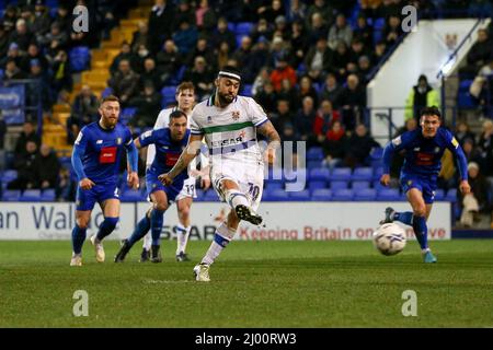 Birkenhead, Royaume-Uni. 15th mars 2022. Kane Hemmings de Tranmere Rovers marque le but de ses équipes 2nd à partir de la zone de pénalité. EFL Skybet football League Two Match, Tranmere Rovers / Harrogate Town at Prenton Park, Birkenhead, Wirral, mardi 15th mars 2022. Cette image ne peut être utilisée qu'à des fins éditoriales. Utilisation éditoriale uniquement, licence requise pour une utilisation commerciale. Aucune utilisation dans les Paris, les jeux ou les publications d'un seul club/ligue/joueur.pic par Chris Stading/Andrew Orchard sports Photography/Alamy Live News crédit: Andrew Orchard sports Photography/Alamy Live News Banque D'Images