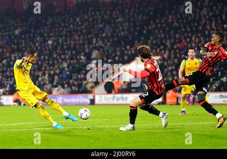 Tom Ince de Reading (à gauche) marque le premier but de son côté lors du match du championnat Sky Bet au stade Vitality, à Bournemouth. Date de la photo: Mardi 15 mars 2022. Banque D'Images