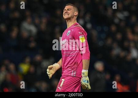 Sam Johnstone #1 de West Bromwich Albion célèbre Callum Robinson #7 de West Bromwich Albion dans son objectif du faire 1-0 Banque D'Images