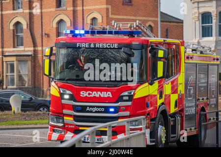 Lincolnshire Fire Engine, Fire/Rescue, Scania, Fire Truck, Angloco, Appareil de pompage, Scania de 18 tonnes, lutte contre les incendies, pompe à incendie, lumière bleue, échelles. Banque D'Images