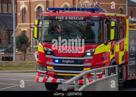 Lincolnshire Fire Engine, Fire/Rescue, Scania, Fire Truck, Angloco, Appareil de pompage, Scania de 18 tonnes, lutte contre les incendies, pompe à incendie, lumière bleue, échelles. Banque D'Images