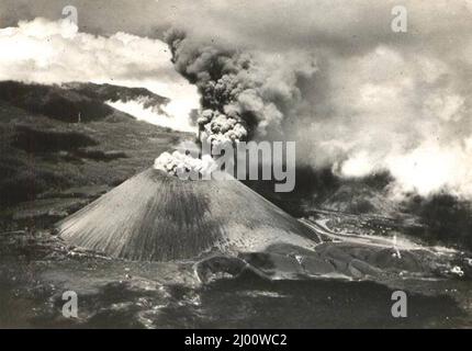 Photographie aérienne vintage en noir et blanc du volcan Paricutin (Volcan de Paricutin) en éruption en 1944, Michoacan, Mexique Banque D'Images