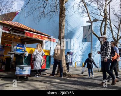 Seattle, WA États-Unis - vers mars 2022: Les gens attendent en file pour acheter de la nourriture à partir d'un chariot à hot dog dans le centre de Seattle, près de la Space Needle et Chihuly Gard Banque D'Images