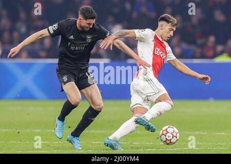 AMSTERDAM, PAYS-BAS - MARS 15 : Roman Yaremchuk de SL Benfica, Lisandro Martinez d'Ajax lors du match de finale de la Ligue des champions de l'UEFA 1/8 entre Ajax et Benfica à l'arène Johan Cruijff le 15 mars 2022 à Amsterdam, pays-Bas (photo de Peter Lous/Orange Pictures) Banque D'Images