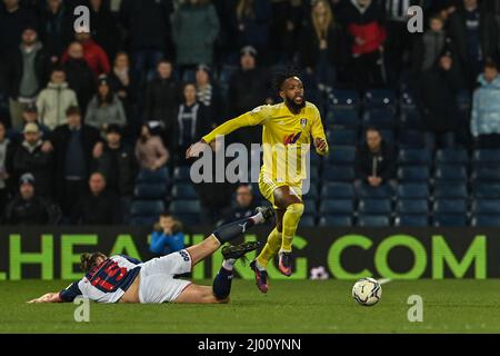 West Bromwich, Royaume-Uni. 15th mars 2022. Nathaniel Chalobah #12 de Fulham élude l'attaque d'Andy Carroll #15 de West Bromwich Albion à West Bromwich, Royaume-Uni, le 3/15/2022. (Photo de Craig Thomas/News Images/Sipa USA) crédit: SIPA USA/Alay Live News Banque D'Images