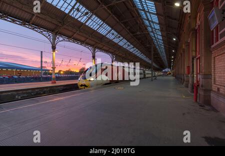 Virgin trains Alstom Pendolino train 390008 à la gare Preston plate-forme 3 à la tombée de la nuit attendant de faire circuler des stocks vides vers le dépôt Banque D'Images