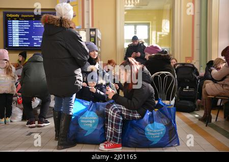 Londres, Angleterre, Royaume-Uni. 15th mars 2022. Les réfugiés d'Ukraine arrivent à la gare de Przemysl, en Pologne, le 20th jour de l'invasion russe de leur pays. (Image de crédit : © Thomas Krych/ZUMA Press Wire) Banque D'Images