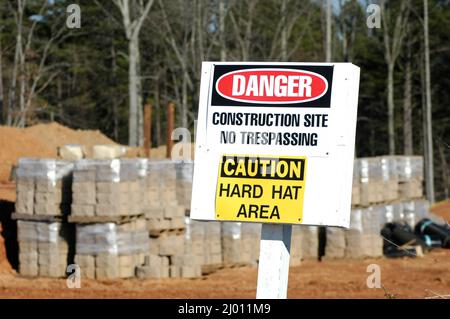 Attention d'utiliser des casques de chantier en raison d'un danger, et pas tresspassing Banque D'Images