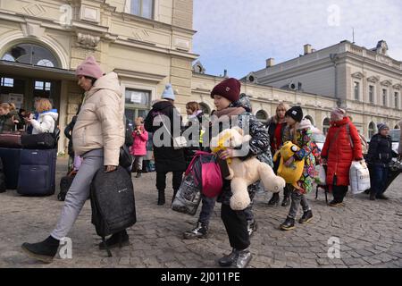 Londres, Angleterre, Royaume-Uni. 15th mars 2022. Les réfugiés d'Ukraine arrivent à la gare de Przemysl, en Pologne, le 20th jour de l'invasion russe de leur pays. (Image de crédit : © Thomas Krych/ZUMA Press Wire) Banque D'Images