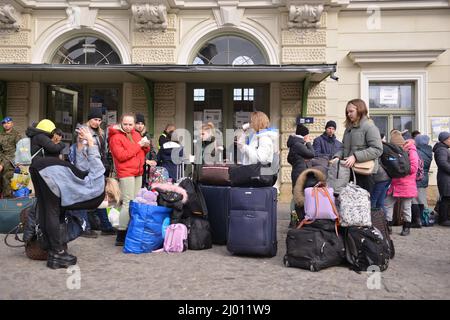 Londres, Angleterre, Royaume-Uni. 15th mars 2022. Les réfugiés d'Ukraine arrivent à la gare de Przemysl, en Pologne, le 20th jour de l'invasion russe de leur pays. (Image de crédit : © Thomas Krych/ZUMA Press Wire) Banque D'Images