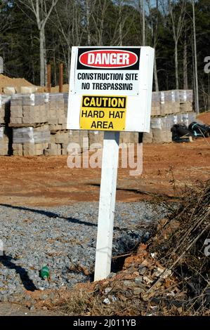 Attention d'utiliser des casques de chantier en raison d'un danger, et pas tresspassing Banque D'Images