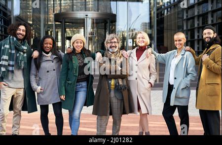 Portrait d'un groupe de collègues à l'extérieur d'un bureau d'entreprise. Banque D'Images