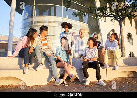 Groupe heureux d'élèves s'amusant ensemble. Jeunes en plein air sur le campus universitaire et concept d'éducation Banque D'Images