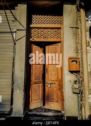 La porte ouverte d'une maison à Sethi Mohallah de Peshawar au Pakistan Banque D'Images