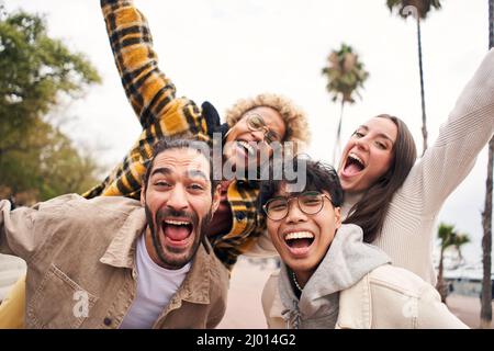 Les gens sont joyeux et s'amusent. De jeunes amis multiraciaux heureux de diverses cultures et races prenant le selfie à l'extérieur. Banque D'Images