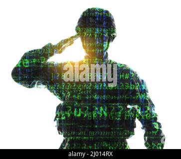 Double exposition du soldat salant et code informatique sur fond blanc. Concept de guerre cybernétique Banque D'Images