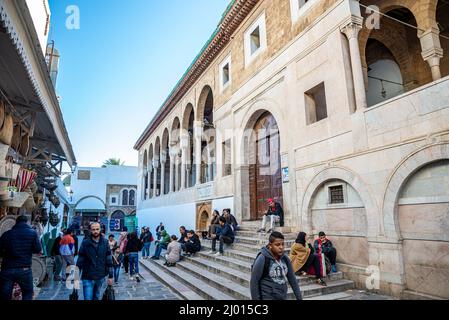 Entrée principale de la mosquée antique de Zitouna, Tunis, Tunisie Banque D'Images