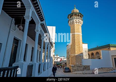 Minaret de la mosquée Youssef Dey dominant la médina (vieille ville) de Tunis, Tunisie Banque D'Images