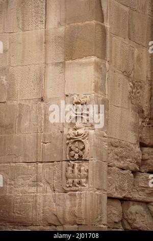 Motifs nabatéens sur la porte d'Hadrien à Petra Banque D'Images