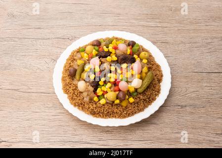 Thiebou Yapp est un ragoût de riz à la viande épicée et l'un des plats les plus populaires du continent africain, en particulier au Sénégal. Banque D'Images