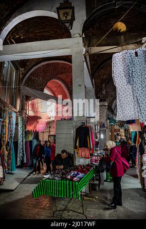 Boutiques dans le bazar de la médina de Tunis, Tunisie Banque D'Images