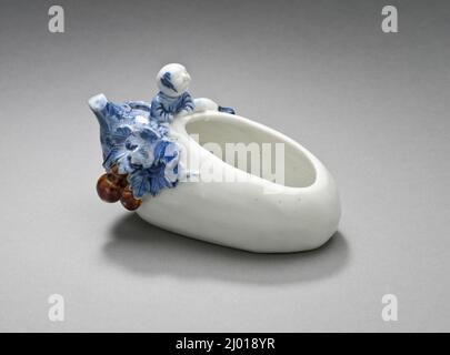 Bol ou lave-brosse en forme d'aubergine avec un petit garçon chinois. Japon, 19th siècle. Céramique. Matériel Hirado Mikawachi; porcelaine avec bleu sous-glaçure et glaçure de fer Banque D'Images