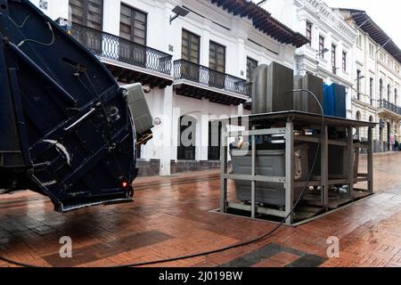 Camion à ordures ramassant les déchets des conteneurs souterrains dans le centre-ville de Quito, en Équateur Banque D'Images