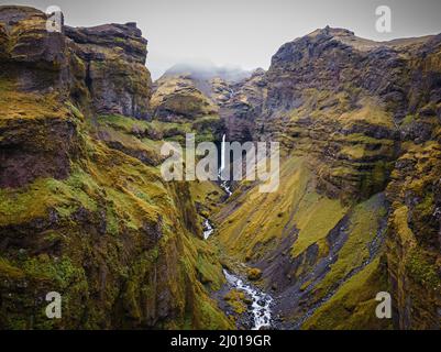Fjaðrárgljúfur canyon en Islande Banque D'Images