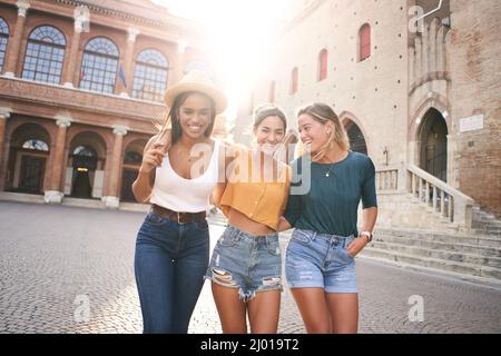 Des femmes heureuses qui s'amusent ensemble à Venise. Trois jeunes femmes, groupe multiracial, se serrer et rire ensemble - les meilleurs amis partageant le bonheur Banque D'Images