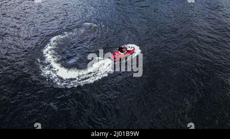 Photo aérienne d'un bateau rouge qui dérive dans la mer Banque D'Images