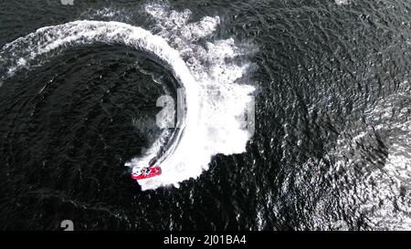 Photo aérienne d'un bateau rouge qui dérive dans la mer Banque D'Images