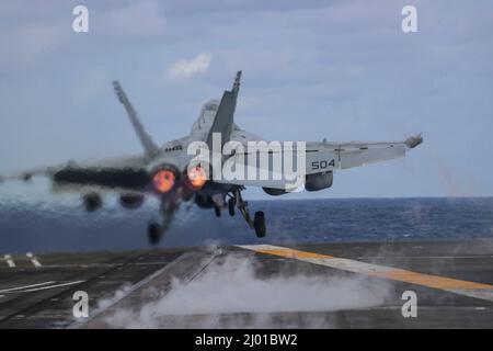 Mer des Philippines, États-Unis. 09 mars 2022. Un avion de chasse EA-18G Growler de la Marine américaine, attaché aux Wizards of Electronic Attack Squadron 133, lance le pont de vol du porte-avions de la classe Nimitz USS Abraham Lincoln pendant les opérations de routine, le 9 mars 2022 en mer des Philippines. Crédit : MC3 Javier Reyes/Planetpix/Alay Live News Banque D'Images