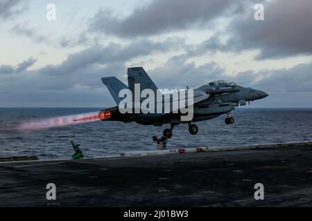 Mer des Philippines, États-Unis. 04 février 2022. Un avion de chasse EA-18G Growler de la Marine américaine, attaché aux Wizards of Electronic Attack Squadron 133, lance le pont de vol du porte-avions de la classe Nimitz USS Abraham Lincoln lors de l'exercice Noble Fusion, le 4 février 2022 en mer des Philippines. Crédit : MC3 Michael Singley/Planetpix/Alamy Live News Banque D'Images