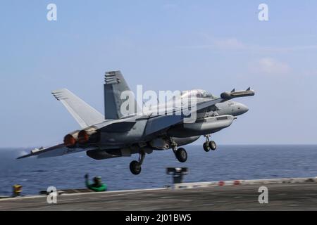 Mer des Philippines, États-Unis. 03 février 2022. Un avion de chasse EA-18G Growler de la Marine américaine, attaché aux Wizards of Electronic Attack Squadron 133, lance le pont de vol du porte-avions de la classe Nimitz USS Abraham Lincoln pendant les opérations de routine, le 3 février 2022 en mer des Philippines. Crédit : MC3 Javier Reyes/Planetpix/Alay Live News Banque D'Images