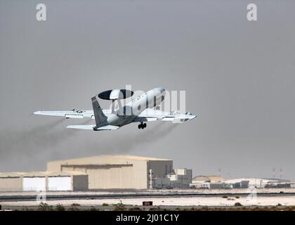 Un avion E-3 Sentry de la U.S. Air Force part de la base aérienne d'Al Dhafra, aux Émirats arabes Unis, le 6 mars 2022. L'E-3 est un avion à système d'alerte et de contrôle aéroporté (AWACS) doté d'une plate-forme intégrée de surveillance, de détection et de suivi de la gestion des combats de commandement et de contrôle. (É.-U. Photo de la Force aérienne par le Sgt. DaN Heaton) Banque D'Images