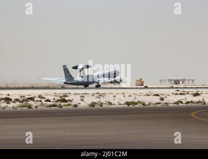 Un avion E-3 Sentry de la U.S. Air Force part de la base aérienne d'Al Dhafra, aux Émirats arabes Unis, le 6 mars 2022. L'E-3 est un avion à système d'alerte et de contrôle aéroporté (AWACS) doté d'une plate-forme intégrée de surveillance, de détection et de suivi de la gestion des combats de commandement et de contrôle. (É.-U. Photo de la Force aérienne par le Sgt. DaN Heaton) Banque D'Images