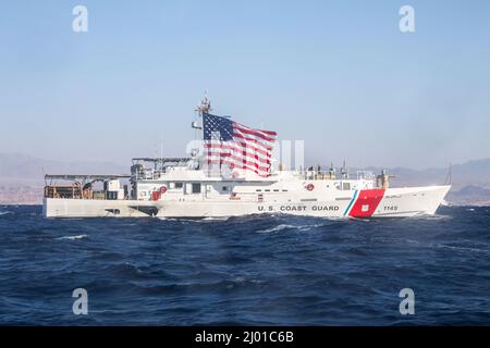 Cutter à réaction rapide le tunnel Emlen de l'USCGC Cutter (WPC 1145) opère dans le golfe d'Aqaba, pendant l'exercice maritime international Cutlass Express (IMX) 2022, février 13. IMX/ce 2022 est la plus grande manifestation de formation multinationale au Moyen-Orient, impliquant plus de 60 pays et organisations internationales engagés à renforcer les partenariats et l'interopérabilité afin de renforcer la sécurité et la stabilité maritimes. (É.-U. Photo de l'armée par le Cpl. DeAndre Dawkins) Banque D'Images