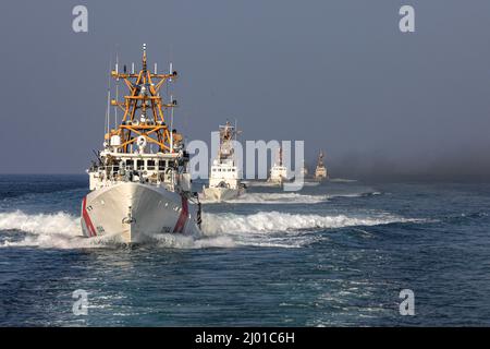 Cutter à réaction rapide USCGC transite en formations dans le golfe d'Oman, lors de l'exercice maritime international/Cutlass Express (IMX) 2022, février 27. IMX/ce 2022 est la plus grande manifestation de formation multinationale au Moyen-Orient, impliquant plus de 60 pays et organisations internationales engagés à renforcer les partenariats et l'interopérabilité afin de renforcer la sécurité et la stabilité maritimes. (É.-U. Photo de l'armée par le Cpl. DeAndre Dawkins) Banque D'Images