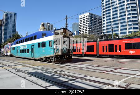 Service de train de banlieue en montagnes russes et tramway du système de transport métropolitain de San Diego, San Diego, Californie Banque D'Images
