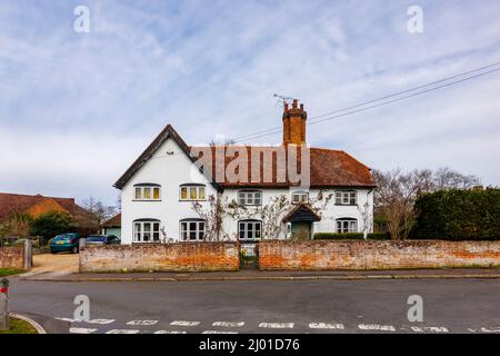 Grande maison individuelle blanche, 'la vieille maison', un bâtiment classé de catégorie II dans le village de Pirbright, près de Woking, Surrey, au sud-est de l'Angleterre Banque D'Images