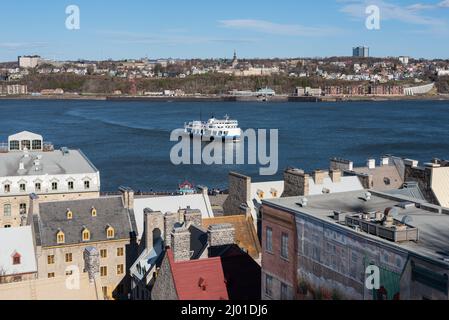 Le traversier traversant le fleuve Saint-Laurent entre Lévis et Québec, avec la vieille ville de Québec en premier plan (Québec, Québec, Canada) Banque D'Images