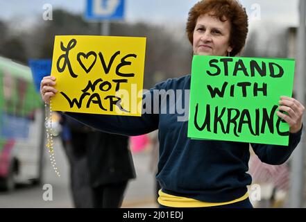 Dallas, États-Unis. 15th mars 2022. Carol Carroll de Dallas détient un écriteau en solidarité avec l'Ukraine. Un groupe de paroissiens se rassemblent dans le centre de Dallas, PA. Après une heure de prière à l'église de la porte du ciel. L'évêque Joseph Bambera a appelé les Églises catholiques du diocèse de Scranton à participer à une heure de prière pour mettre fin à la guerre en Ukraine. Crédit : SOPA Images Limited/Alamy Live News Banque D'Images