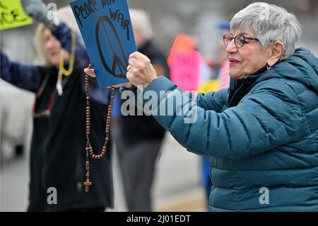 Dallas, États-Unis. 15th mars 2022. Marlene Cacozza a une étiquette qui dit "la paix pas la guerre" et un rosaire lors d'un rassemblement pour mettre fin à la guerre en Ukraine. Un groupe de paroissiens se rassemblent dans le centre de Dallas, PA. Après une heure de prière à l'église de la porte du ciel. L'évêque Joseph Bambera a appelé les Églises catholiques du diocèse de Scranton à participer à une heure de prière pour mettre fin à la guerre en Ukraine. Crédit : SOPA Images Limited/Alamy Live News Banque D'Images