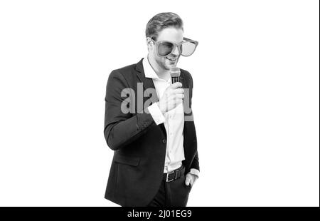 Heureux homme de haut-parleur dans les lunettes drôles et costume formel parler au microphone, conferencier Banque D'Images