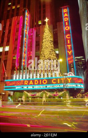 New York City,Midtown Manhattan,6th Avenue of the Americas,radio City Music Hall nuit d'exposition d'arbres de Noël à l'extérieur de la marquise extérieure, Banque D'Images